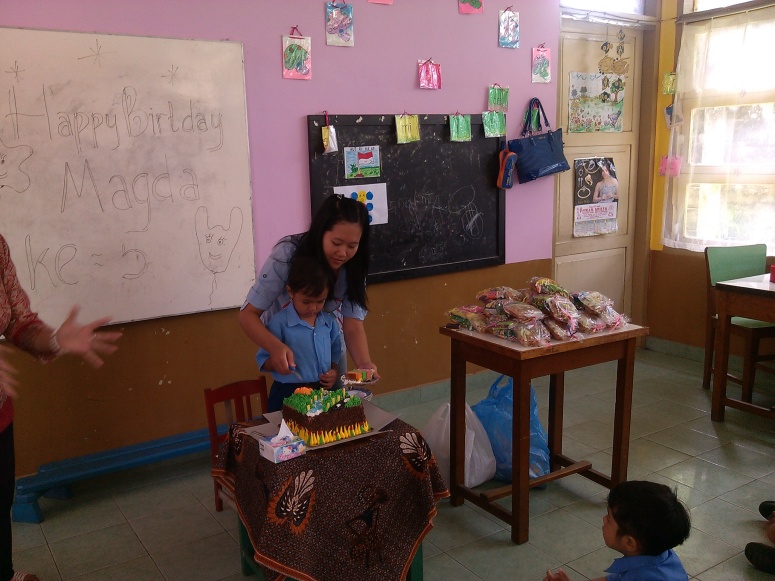 Bersama Bunda Dini Maria memotong kue ulang tahun di TK Pius Payakumbuh.